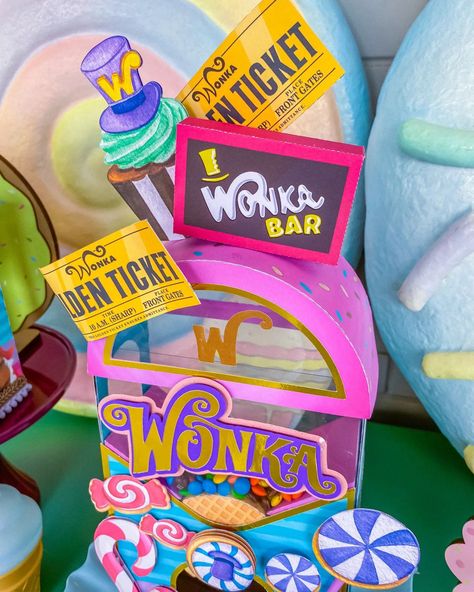 Colección Wonka🍫 Y si hacemos un dispensador de dulces que los peque puedan sacar sus dulces? Claro que si! Y lo mejor de todo, decora tu mesa de dulces o candybar 😍 #corneliapapeleria #papeleriacreativa #wonka #candybar #candybox #willywonka #fiestasinfantiles Front Gates, Willy Wonka, Candy Bar, 10 Things