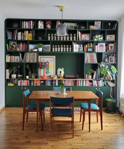 Dining Room Library Combo, Eclectic Bookshelf, Dining Room Bookshelves, Room With Bookshelves, Dining Room Inspo, Stacks Of Books, Home Library Rooms, Dining Room Shelves, Beautiful Bookshelf