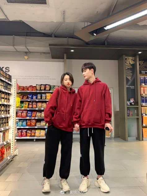 Couple Clothes Matching Outfits, Matching Couple Clothes, Couple Outfits Matching, Hoodie Couple, Couple Clothes, Matching Hats, Couple Fits, Korean Best Friends, Couples Outfit