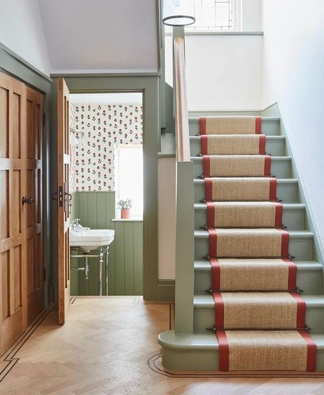 𝐀 𝐂𝐎𝐓𝐒𝐖𝐎𝐋𝐃 𝐋𝐈𝐅𝐄𝐒𝐓𝐘𝐋𝐄 (@a.cotswold.lifestyle) �• Instagram photos and videos 1920s Staircase, Cottage Stairs, Entryway Stairs, House Staircase, Hallway Inspiration, Wainscoting Panels, Edwardian House, Hallway Designs, Painted Stairs