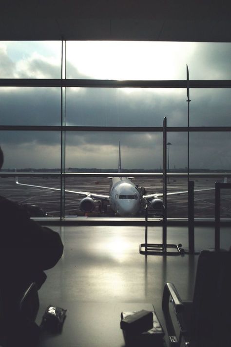 Airport Architecture, Jet Privé, Airplane Wallpaper, Airplane Photography, Airplane Window, Air Travel, Science And Nature, Travel Aesthetic, Travel Pictures