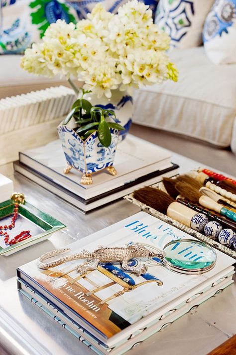 Make Use Of Personal Pieces - ELLEDecor.com Magazines On Coffee Table, Styling Rectangle Coffee Table, Coffee Table Decor Traditional, Magazine On Table, Square Coffee Table Styling, Blue And White Tablescapes, Coffee Table Design Ideas, Table Vignettes, Coffee Table Decor Ideas