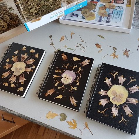 Pressed flower notebook/sketchbook. They came up really nice! Dried Flower Notebook, Diy Silk Flower Arrangements, Spring Flower Bouquet, Flower Notebook, Flower Canvas Art, Flower Bouquet Diy, Cartoon Heart, Flower Sketches, Pressed Flower Art