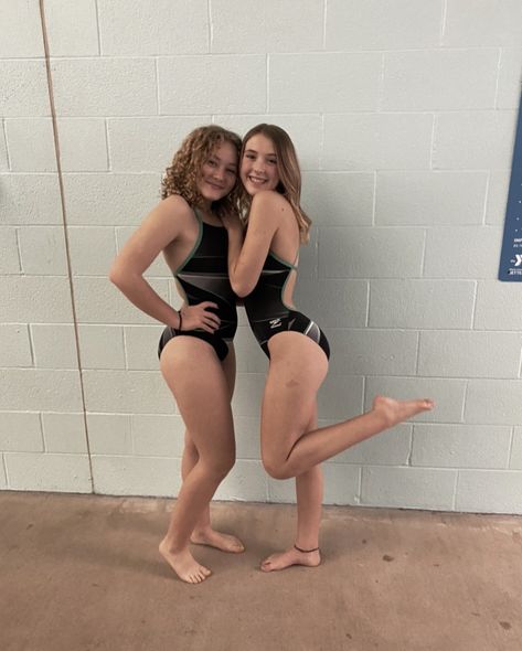 #bestfriendgoals #dive #swim #highschool Highschool Cheer Pictures, Highschool Cheer, Swim Team Pictures, Cute Cheer Pictures, High School Cheer, Swim Meet, Mom Photos, Team Pictures, Cheer Pictures