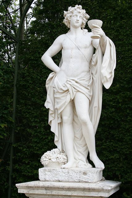 Dans les jardins du Versailles pres de Paris Renesance Statue, Sculptures & Statues Greek, Old Roman Statues, Dionysus God, Versailles Gardens, Rococo Statue, Classical Sculpture, Versailles Statues, Versailles Garden