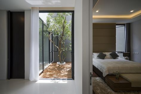 A Very Small House Finds Space For A Charming Little Inner Courtyard And A Tree Interior Courtyard, Indoor Courtyard, Simple Projects, House Simple, Courtyard Design, Small Modern Home, Internal Courtyard, Small Courtyards, Small Backyard Gardens