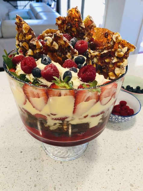 get festive ready with this traditional Christmas Trifle. its so easy, you will feel like you are cheating. #trifle #easytrifle #christmascooking #christmastrifle #triflerecipe #traditionalchristmastrifle #easydessert Dessert Trifle, Easy Trifle, Trifle Dessert Recipes, Christmas Trifle, Holiday Desserts Christmas, Rich Cake, Desserts Christmas, Fruit Cake Christmas, Trifle Desserts