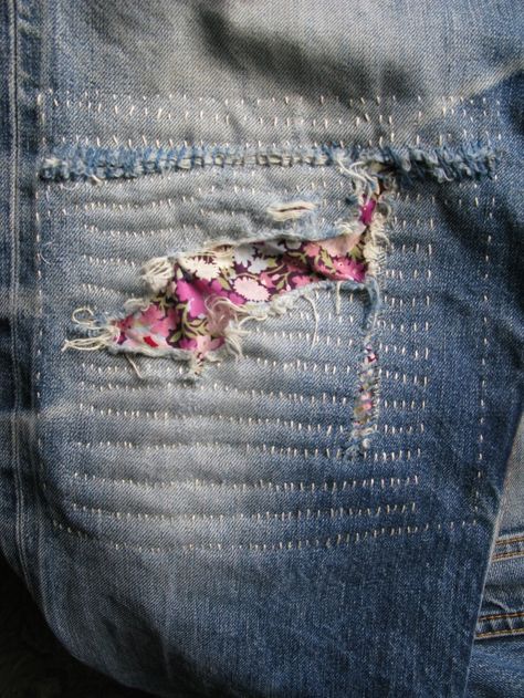 susi bancroft mending: if it's got to be done, why not do it mindfully and make it beautiful? Boro Sashiko, Denim Repair, Mending Clothes, Make Do And Mend, Visible Mending, Denim Ideas, Patched Jeans, Sashiko, Shibori