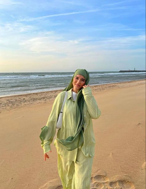 green modest beach outfit Modest Beach Outfit Hijab, Beach Hijab Outfit Ideas, Beach Outfit Modest, Hijab Beach Outfit, Hijabi Beach Outfit, Beach Outfit Hijab, Modest Beach Outfit, Hijab Beach, Outfit Modest