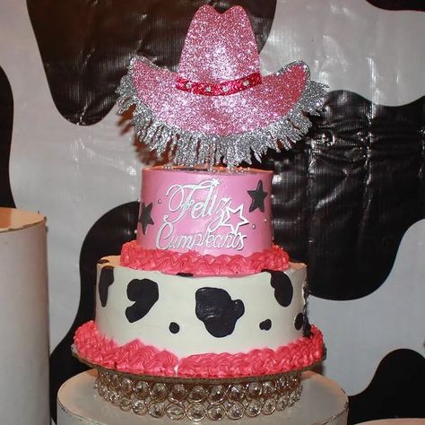 💖 #cowgirlparty #cowgirls #cowgirlstyle #cowgirldecor #ballonsdecoration #candybar #ballooncino #yehaaaaawwww #cowgirl Cowgirl Decorations Party, Cowgirl Birthday Party Outfit, Pink Cowgirl Cake, Barbie 21st, Cow Print Cake, Cow Print Cakes, Country Cakes, Cowgirl Birthday Cakes, Birthday 28