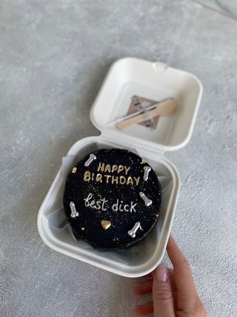 Bakery 90s Bento Cake Writing Ideas, Birthday Cakes Boyfriend, Bento Cake Design For Men, Birthday Bento Cake For Men, Bento Birthday Cake For Boyfriend, Boyfriend Birthday Cake Ideas Funny, Mini Cake For Boyfriend, Lunchbox Cake For Boyfriend, Funny Cake Designs For Men