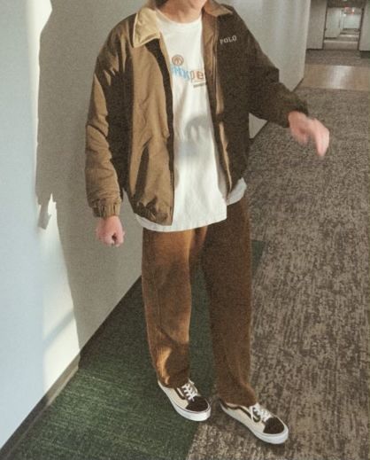 Corduroys Men Outfit, Mens Outfits Corduroy Pants, Brown Corduroy Outfit Men, Brown Jacket Outfit Men Aesthetic, Style Brown Pants Man, Guys Corduroy Pants Outfit, Baggy Brown Corduroy Pants Outfit Men, Light Brown Corduroy Pants Outfit Men, Brown Vans Outfit Men