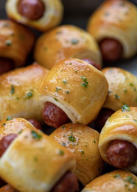 Pigs in a Blanket Recipe is cocktail-sized sausages wrapped in strips of a crescent roll dough, baked to a golden brown, and brushed with garlic butter. It's the perfect finger food to serve at your Christmas party! Sausage Wrap, Thanksgiving Appetizers Easy, Cocktail Sausages, Fast Dinner, Appetizer Ideas, Popular Snacks, Delicious Thanksgiving, Crescent Roll Dough, Crescent Roll