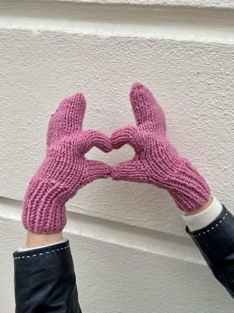 free tabi mittens knitting pattern | fiber arts magazine Tabi Mittens Pattern, Mittens Pattern Knitted, Holding Hands Mittens, Mitten Crochet Pattern Free, Knitting Mittens Pattern Free, Tabi Mittens, Mittens Pattern Free, Felted Knitting, Mittens Knitting Pattern