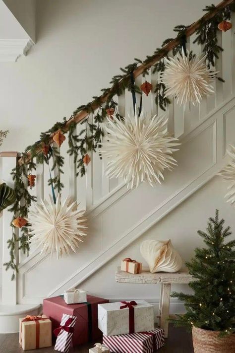 Diy Cheap Christmas Decorations, Christmas Cozy Home, Christmas Hallway Decorations, Stairway Decor Ideas, Anthropology Home, Decorations From Paper, Hallway Styling, Metallic Ornaments, Christmas Hallway