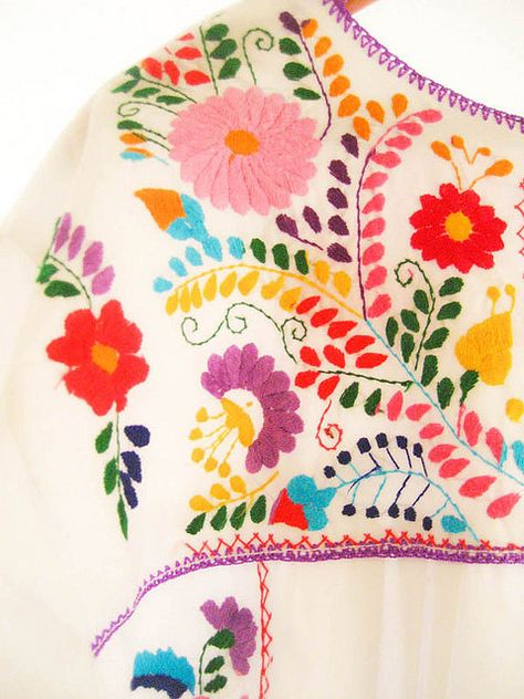 Mexican embroidery-- My mom embroiders beautifully-- Maybe she can do this pattern on me for a table cloth?! (hint) Mexican Pattern, Mexican Textiles, Mexican Flowers, Mexican Embroidery, Embroidered Bird, Folk Embroidery, Embroidery Inspiration, Embroidery And Stitching, Beautiful Embroidery