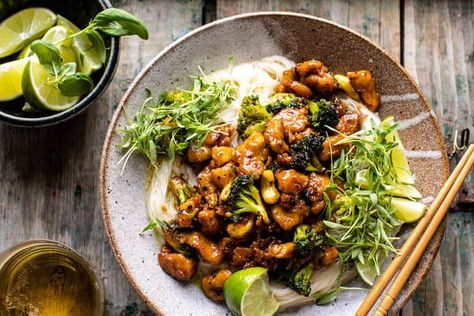 25 Minute Thai Black Pepper Chicken and Garlic Noodles | halfbakedharvest.com Half Baked Harvest Thai Chicken, Healthy Dimmer Ideas, Thai Black Pepper Chicken, Thai Chicken Noodles, Half Baked Harvest Recipes, Black Pepper Chicken, Chicken Garlic, Lime Leaves, Honey And Soy Sauce