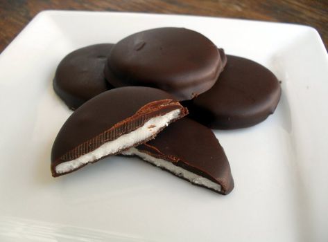 Simple, soft and delicious–always a hit. Peppermint Patty Recipe, Chocolate Lollies, Cream Cheese Mints, Crazy Cookies, Slow Cooker Desserts, Patties Recipe, Christmas Candy Recipes, Chocolate Cream Cheese, Peppermint Patties