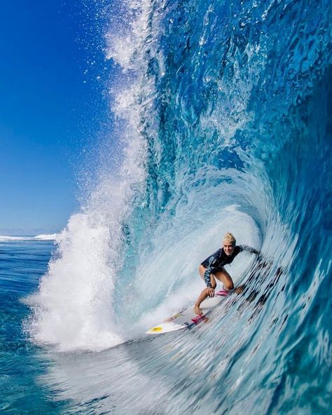 Caroline Marks, Tyler Wright, Girls On The Beach, Surfer Aesthetic, Surf Wave, Surfing Aesthetic, Surf Aesthetic, Soul Surfer, Waves Photography