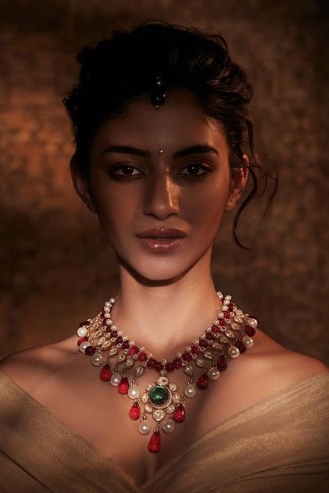 Saree Shoot, Choker Necklace Online, Indian Accessories, Jewellery Necklaces, Jewelry Photoshoot, Indian Jewellery Design Earrings, Tarun Tahiliani, Bridal Fashion Jewelry, Necklaces Gold