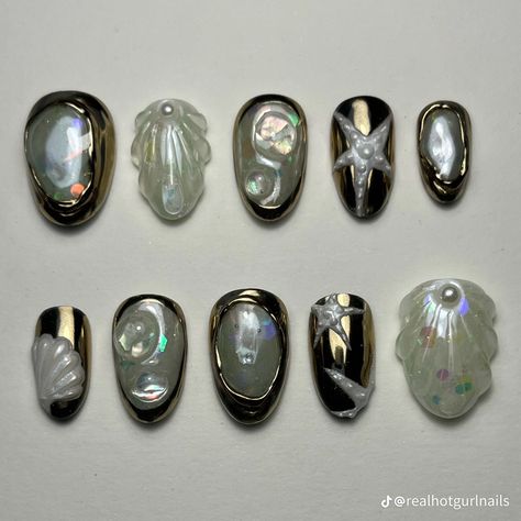 Siren Nails Design, Black Mermaid Nails, Vernis Halloween, Siren Nails, Venus Nails, Ethereal Nails, Opal Mermaid, Wanna Call, Blooming Gel