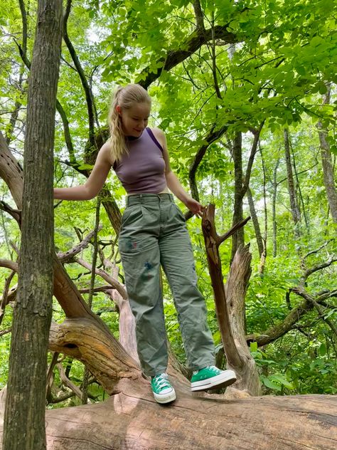 Travel Insta Post, Cargo Pants Outfit Green, Purple And Green Outfit, Green Converse Outfit, Green Cargo Pants Outfit, Jungle Photo, Converse Outfit, Cargo Pants Outfit, Green Converse