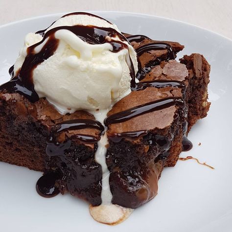 ¡La tarde merece un clásico como este brownie con helado, les he dado la receta mil veces, pero háganme el aguante que vale la pena!  Para 1 mediano necesitás:  150 gramos de chocolate 150 gramos de manteca 3 huevos 14 cucharadas de azúcar 10 cucharadas de harina leudante  5 o 6 cucharadas de dulce de leche (si es repostero, mejor)  Arrancamos pre calentando el horno a 200°  Derretimos a baño María el chocolate con la manteca, sacamos del fuego, agregamos el azúcar y los huevos de a uno, mien... Pretty Dessert, Think Food, Unhealthy Food, Food Obsession, Cafe Food, Yummy Food Dessert, Sweet Snacks, Pretty Food, Food Cravings