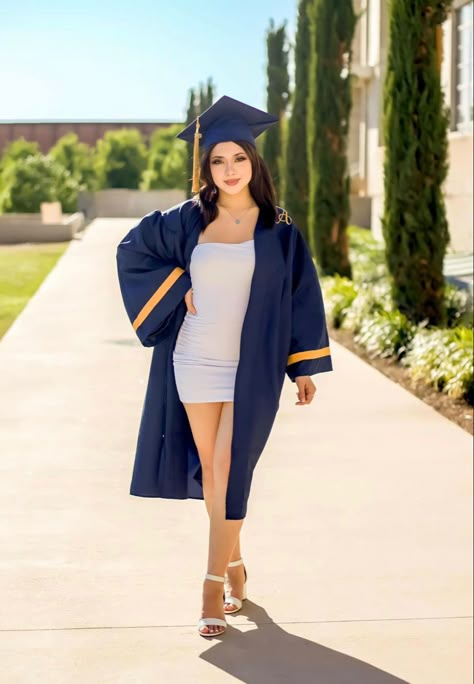 College Graduation Photoshoot, College Graduation Pictures Poses, Graduation Look, Grad Photography, Graduation Photography Poses, College Graduation Pictures, Graduation Poses, Graduation Picture Poses, Graduation Gown