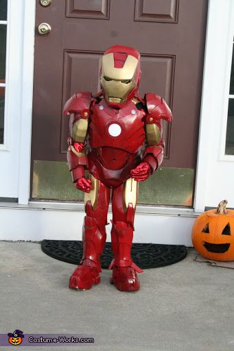 I wish I had the time and money to build this thing. Iron Man Family Costume, Avenger Toys, Iron Man Halloween Costume, Mad Hatter Costume Kids, Creative Diy Costumes, Iron Man Kids, Iron Man Costume, Real Iron Man, Ironman Costume