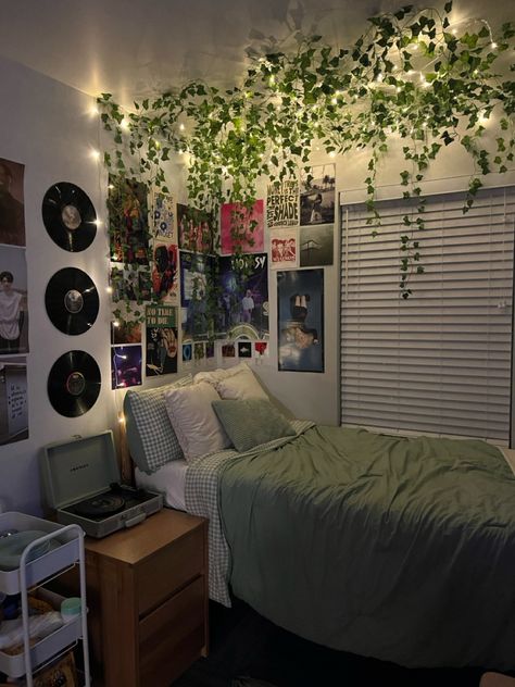 Vine Dorm Decor, Bedroom Wall Decor Corner Bed, Hawaii Room Decor Tropical Style, Leaves In Bedroom Decor, Greenery Aesthetic Bedroom, Bedroom Ideas With Greenery, Rooms Green Aesthetic, What To Do With Vines In Your Room, Room Ideas With Plants Bedrooms