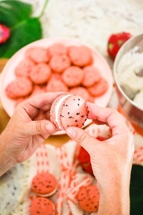 Dragon Fruit Macarons, Macarons Coconut, Fruit Macarons, Coconut Macarons, Make Macarons, Easy Peasy Recipes, How To Make Macarons, French Macarons, Never Again