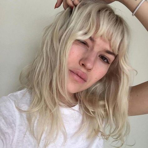 Meet Carly Russ, the Model-Rocker With White Hot Micro-Bangs #curlybangs Pretty Poison, Blonde Bangs, White Blonde Hair, Blonde Hair With Bangs, Beauty Rituals, White Blonde, Bleach Blonde, Long Blonde, White Hot