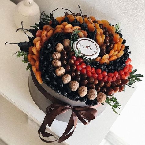 Yalda Cake, Yalda Gift, Charcuterie Bouquet, Candy Theme Cake, Fruit Bouquet Diy, Fruit Bouquet Ideas, Edible Fruit Arrangements, Bouquet Christmas, Food Bouquet