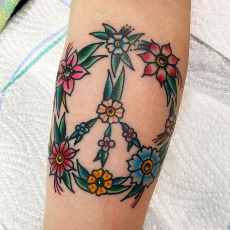 Hippie Flower Tattoos, Peace Flower, Peace Tattoos, Hippie Tattoo, Hippie Flowers, Girly Tattoos, Foot Tattoo, Feminine Tattoos, Old School Tattoo