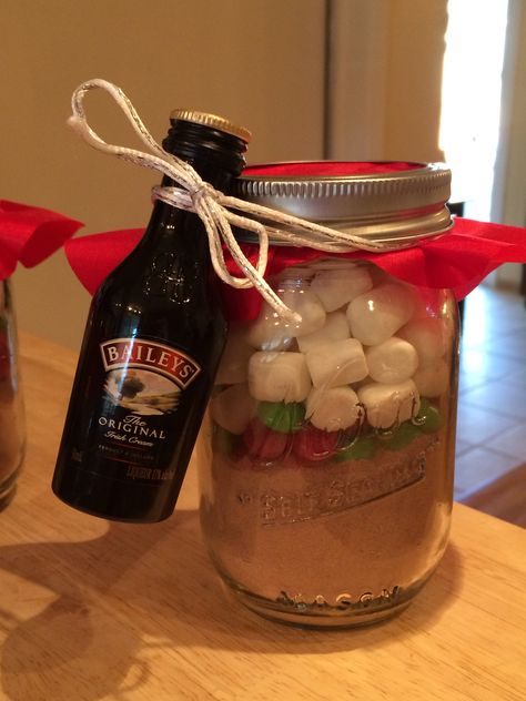 Hot cocoa, marshmallows and baileys...the perfect little holiday gift! Hot Cocoa With Baileys, Hot Cocoa Gift Ideas, Fireball Bottle, Hot Cocoa Gift, Hot Chocolate Gift, Mini Baileys, Diy Santa, Alcohol Gifts, Very Merry Christmas