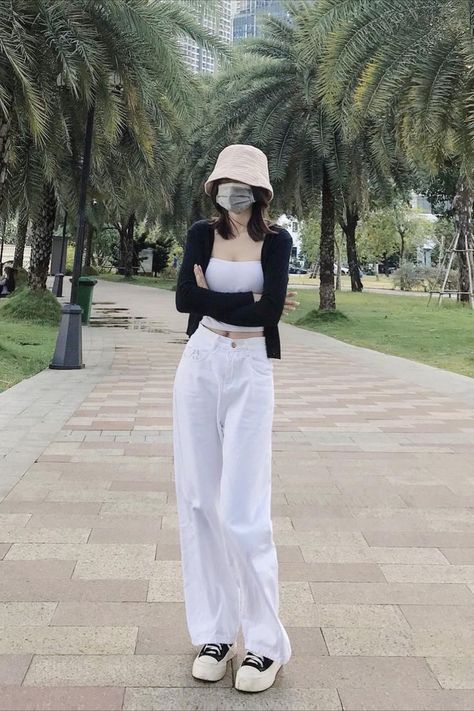 White Top And Jeans Outfit Korean, Korea Jeans Outfit, White Jeans Outfit Korean Style, White Top Korean Outfit, Cute Outfits White Jeans, White Trousers Outfit Korean, Moa Outfit Ideas, How To Style White Pants Aesthetic, White Jeans Korean Outfit