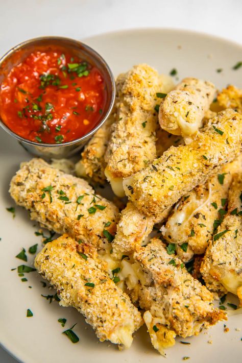 Is there anything better than a cheesy, crispy mozzarella stick? Cooking homemade or frozen mozzarella sticks in the air fryer is the ultimate way to get gooey, deliciously seasoned mozzarella sticks with a perfectly crunchy crust. We even included the recipe for an amazing homemade version! #easy #airfryer #mozzarellasticks Gluten Free Mozzarella Sticks, Frozen Mozzarella Sticks, Air Fryer Mozzarella Sticks, Easy Airfryer, Air Fryer Mozzarella, Mozzarella Stick, Homemade Mozzarella Sticks, Homemade Mozzarella, Healthy Winter Meals