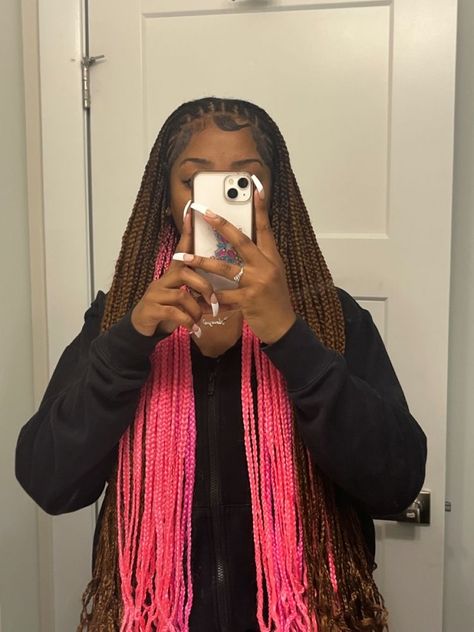 Fulani Braids Hairstyles Peekaboo, Peekaboo Braids Styles, Brown And Pink Peak A Boo Braids, Knotless Box Braids Pink And Brown, Fulani Peak A Boo Braids, Small Braids With Color, Pink Brown And Black Knotless Braids, Pink And Brown Fulani Braids, Peak A Boo Braids Pink