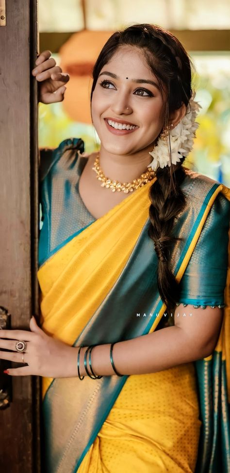 Kalyani anil Kalyani Anil, Deepika Pilli, Anju Kurian, Actress Hairstyles, Tamil Girls, Beautiful Love Quotes, Face Beauty, Butterfly Pictures, Face Images