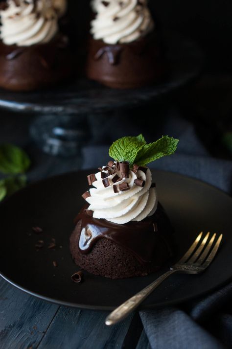 Mint Chocolate Mini Cakes | thekitchenmccabe.com Mini Christmas Desserts, Minty Desserts, Chocolate Mini Cakes, Mint Chocolate Recipes, Desserts Mini, Mini Bundt Cakes, Chocolate Chip Ice Cream, Berry Cake, Pumpkin Caramel