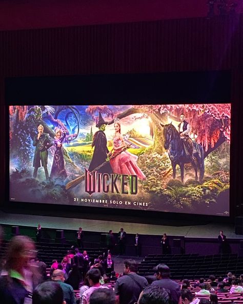 Premier de Wicked en cdmx 🩷💚🫧 . . Wicked es un musical que me cambió la vida y que me lleva a mis recuerdos de la infancia❤️‍🩹 estaba muy emocionada por la película y más porque mi cantantes favorita sería Glinda 🩷🫧 La pase increíble, la película es preciosa, cómica, emotiva y musicalmente hermosa ✨ Les dejo un poquito de lo que viví en la premier de Wicked 🩷💚🫧 . . Gracias @universalmx y @theangelgaray por la oportunidad 🙏🏻🩷💚 #wicked #wickedenméxico #premier #arianagrande #cynthiaerivo #da... Wicked Premiere, 2025 Manifestation, Wicked Movie, Video Trailer, Passion Project, Movie Premiere, Ariana Grande, Mood Board, Musical