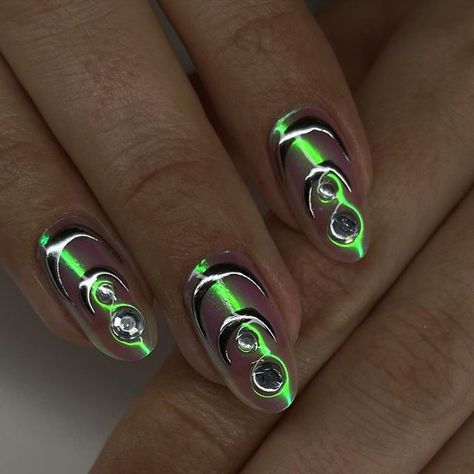 Futuristic Nail Art, Brat Nails, Cyberpunk Nails, Futuristic Nails, Lilac Nails, Nail Studio, Gel Nail Designs, Nails At Home, Funky Nails