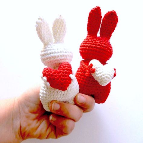 Valentine's Day bunnies crochet pattern amigurumi Crocheted Stuffed Animals, Beau Crochet, Crochet Heart Pattern, Confection Au Crochet, Valentines Patterns, Pola Amigurumi, Crochet Rabbit, Valentines Crochet, Crochet Simple