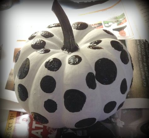 Dalmatian Pumpkin! Dalmatian Pumpkin Painting, Dalmatian Pumpkin, Halloween Puppy, Pumpkin Decorating Contest, Crafts Fall, Fall Planters, Pumpkin Carving Templates, Crafts Halloween, Pumpkin Painting