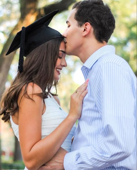 Husband Graduation Pictures, Grad Pic Couple, Cute Graduation Pictures With Boyfriend, High School Graduation Pictures With Boyfriend, Graduation Photo Ideas With Boyfriend, Graduation Picture Ideas Couple, Graduation Poses With Boyfriend, Grad Pics With Boyfriend, Graduation Pictures With Husband