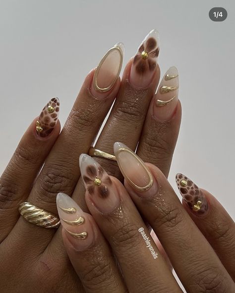 Gel Accent Nail Ideas, Almond Nails For Autumn, Gold With Pink Nails, Gold Accent Almond Nails, Fall Almond Acrylic Nails Designs, Gold Brown Nails Design, Gold Gem Nail Designs, Simple Cream Nails, 3d Leopard Nails