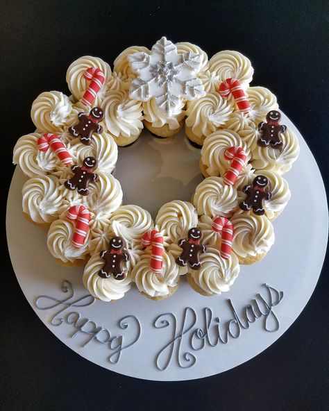 White Wreath Mini Cupcake Cake Wreath Cupcakes Pull Apart, Cupcake Christmas Wreath, Cupcake Wreath Christmas, Christmas Wreath Dessert, Cupcake Wreath, Cupcake Flowers, Santa Cupcakes, Fall Cupcakes, Pull Apart Cupcakes