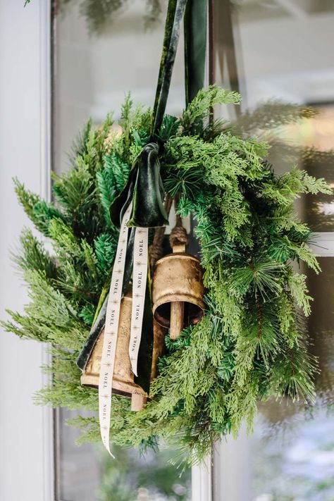 How to put together this simple Christmas wreath using a faux evergreen wreath and brass bells Christmas Homescreen, Cozy Minimalist, Decoration Vitrine, Homescreen Ideas, 12 December, Natural Christmas, Minimalist Christmas, Christmas Porch, Christmas Home Decor