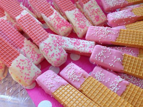 Pink and white chocolate dipped wafer cookies for Minnie Mouse themed sweets table Minnie Mouse Desserts Table, Minnie Mouse Sweets Table Ideas, Minnie Mouse Birthday Desserts, Minnie Mouse Food Ideas, Minnie Mouse 1st Birthday Party Ideas, Minnie Mouse Birthday Party Food, Minnie Mouse Themed Food, Dipped Wafer Cookies, Minnie Mouse Desserts