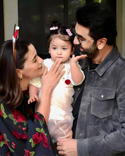 Kapoor Family, Spitting Image, Bollywood Couples, Christmas Lunch, Christmas Celebration, Face Reveal, Ranbir Kapoor, British Actresses, Power Couple